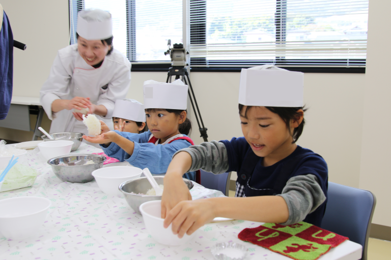 おにぎり学院 田北調理師専門学校の学生さんとにっぽんのおにぎりを握ってみよう 生活協同組合 コープおおいた おにぎり学院 田北調理師専門学校の学生さんとにっぽんのおにぎりを握ってみよう 生活協同組合 コープおおいた